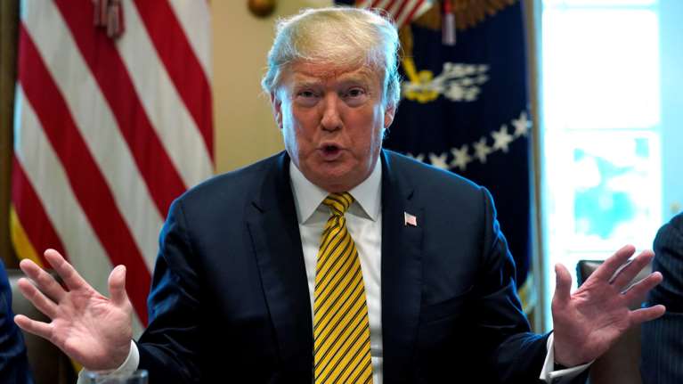 Τραμπ: Απειλεί πάλι το Μεξικό με επιβολή δασμών