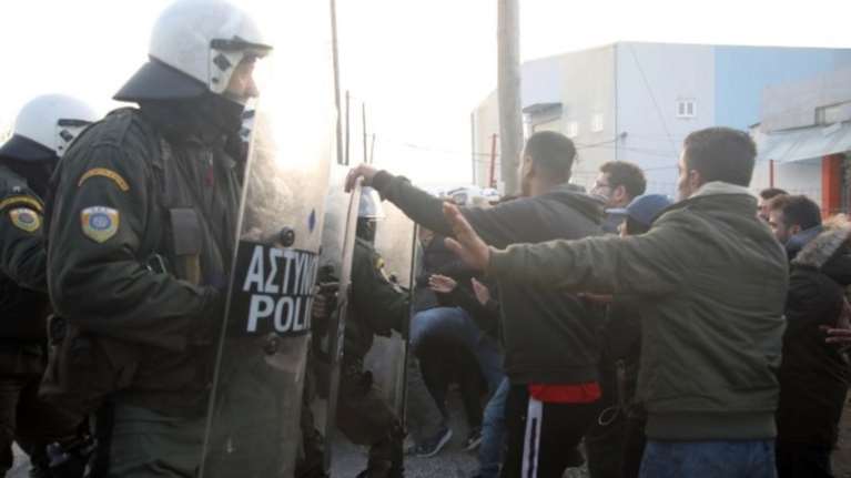 Περίπου 300 άτομα παραμένουν έξω από τη δομή φιλοξενίας στα Διαβατά