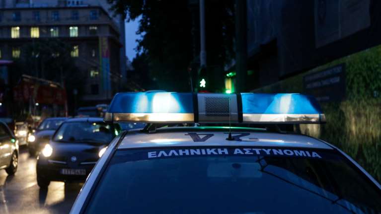 Εξάρχεια: Ομάδα 50 ατόμων τραυμάτισε δύο λιμενικούς, τους πήρε τα όπλα