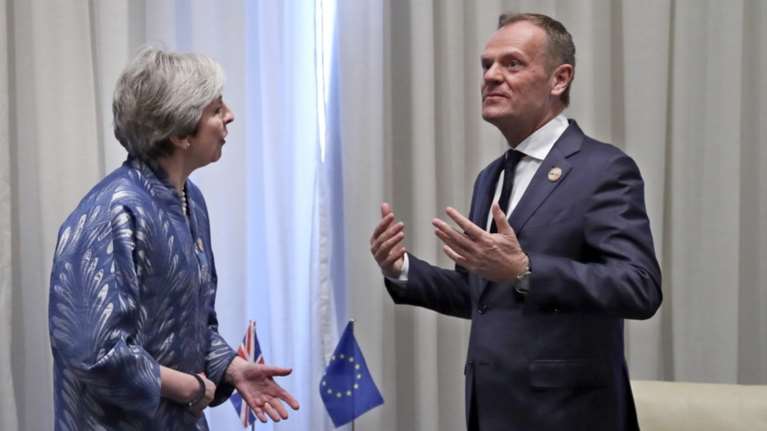 Η Μέι ζήτησε από τον Τουσκ παράταση του Brexit ως τον Ιούνιο