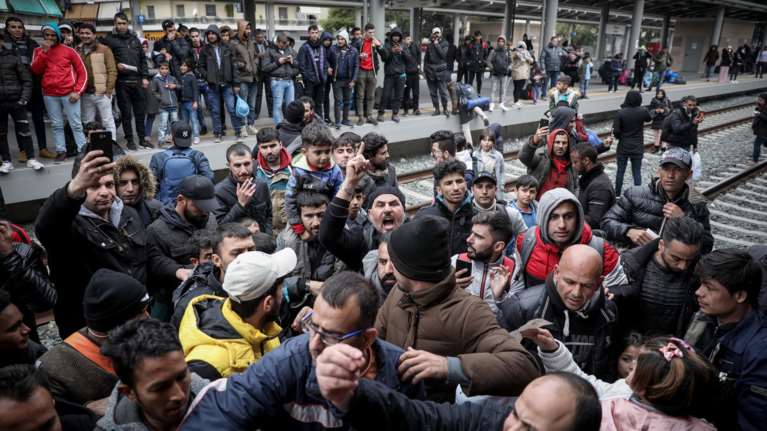 Κλειστός ο σταθμός Λαρίσης από κατάληψη προσφύγων &amp; μεταναστών