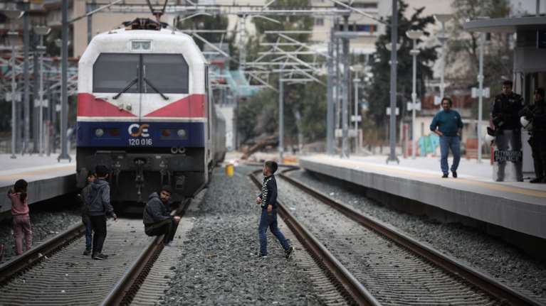 Αποχωρούν οι πρόσφυγες σταδιακά από το σταθμό Λαρίσης