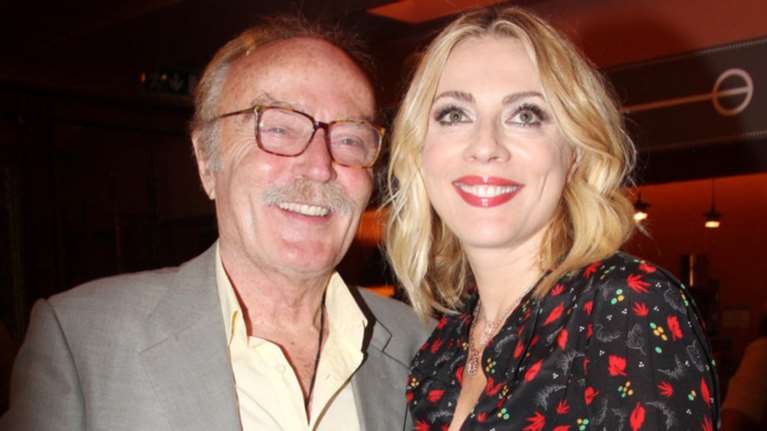 Σα δυο σταγόνες νερό η Σμαράγδα Καρύδη με τη μητέρα της στο post του Καρύδη