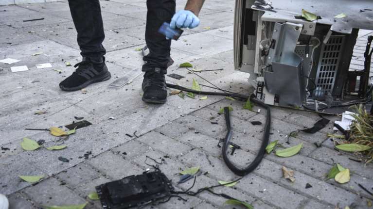 Μεγάλες ζημιές στο Π. Φάληρο από έκρηξη σε ΑΤΜ