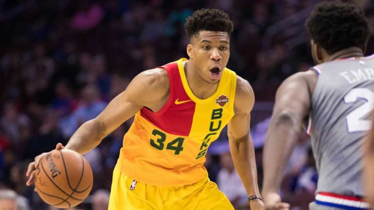 Μοναδικός Αντετοκούνμπο γράφει ιστορία με τους Μπακς