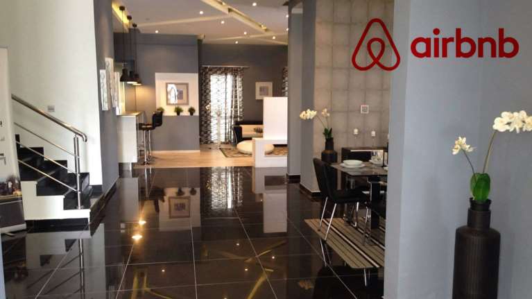 Airbnb: Τριπλασιάστηκε ο τζίρος σε ένα χρόνο - Τα στοιχεία