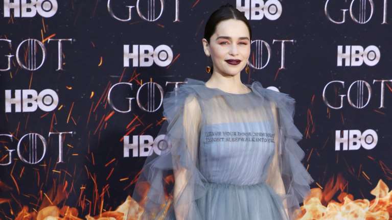 Η Εμίλια Κλαρκ δείχνει για πρώτη φορά φωτογραφίες της μέσα από το νοσκομείο