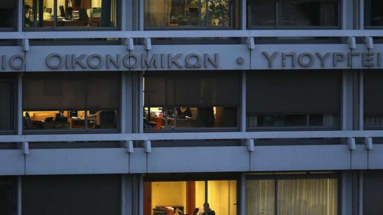 Το Δημόσιο «κουρεύει» τους τόκους για τις οφειλές του σε ιδιώτες