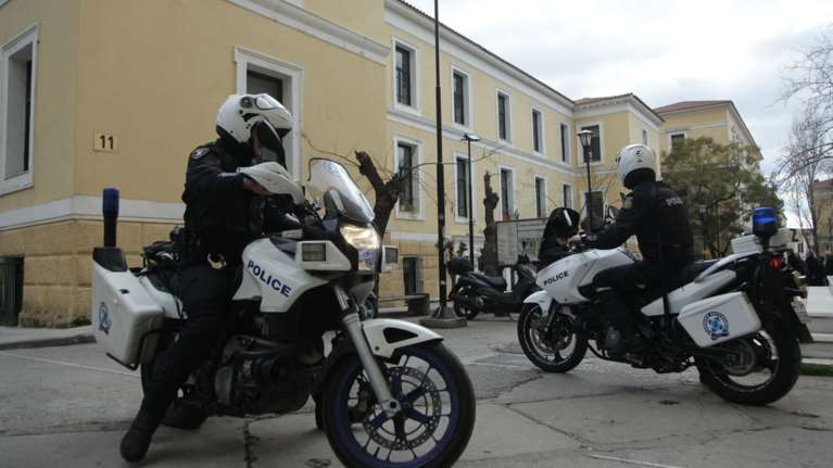 Ρομά απέσπασαν ομοεθνή τους από αστυνομικούς στην Ευελπίδων