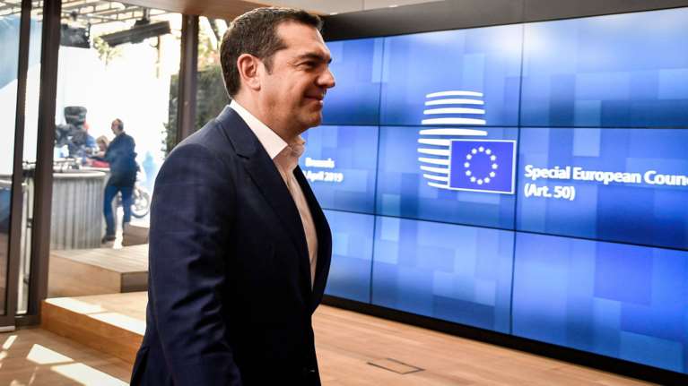 Bloomberg:Ο ειδικός στις κωλοτούμπες λέει ότι μπορεί να αποτραπεί το Brexit