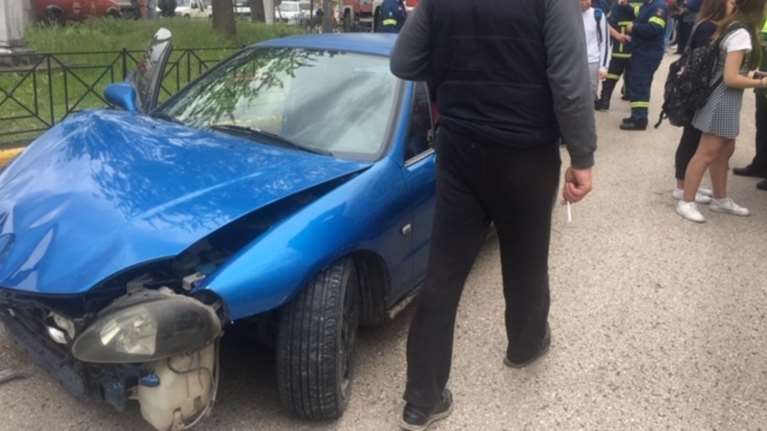 Αγρίνιο:Μαθήτριες παρασύρθηκαν από αυτοκίνητο με ρομά - ΦΩΤΟ