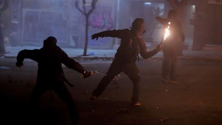 Νέα επεισόδια στα Εξάρχεια - Τραυματίστηκε αστυνομικός