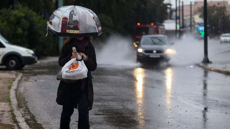 Άστατος καιρός έως και την Τρίτη: Καταιγίδες και λασποβροχές