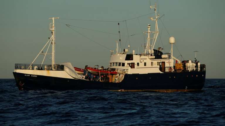 Αποβιβάζονται στη Μάλτα οι 62 μετανάστες του Alan Kurdi