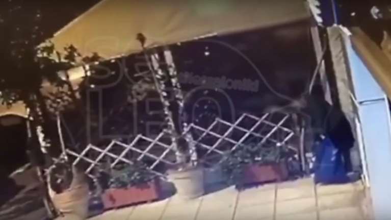 Γειτόνισσα έκλεψε τη μέντα κα το γιασεμί από τις γλάστρες καταστήματος