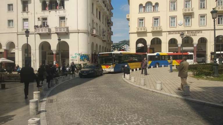 Οδηγός μπλόκαρε τον δρόμο για να πάρει... γλυκά