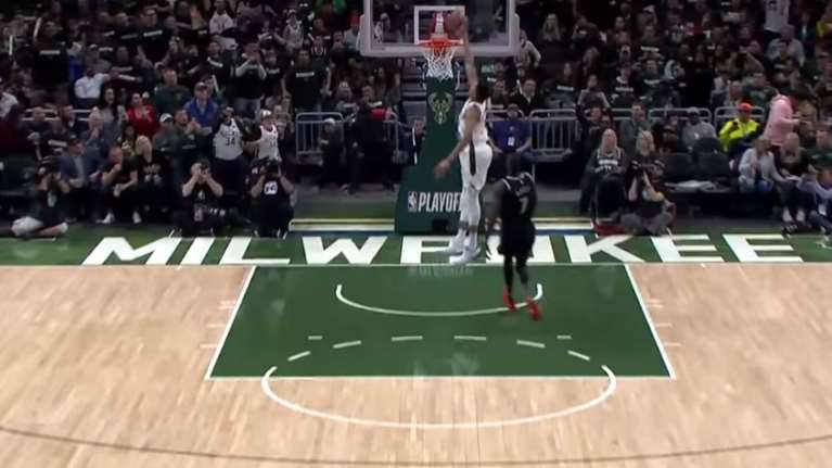 Το διαστημικό κάρφωμα Αντετοκούνμπο από επτά λήψεις (βίντεο)