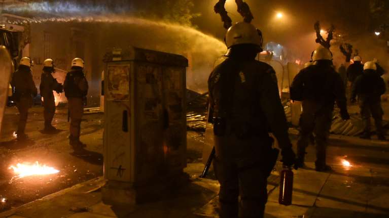 Νέα επεισόδια στα Εξάρχεια, επίθεση σε διμοιρία των ΜΑΤ