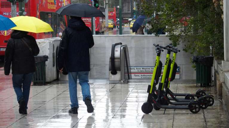 Αστατος καιρός με βροχές και καταιγίδες ως την Τετάρτη