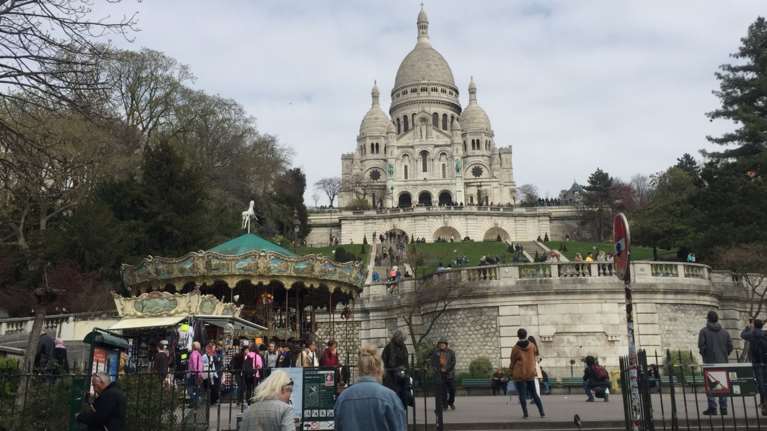 Στα βουλεβάρτα του Παρισιού με το Huawei P30 που ξαναγράφει τους κανόνες