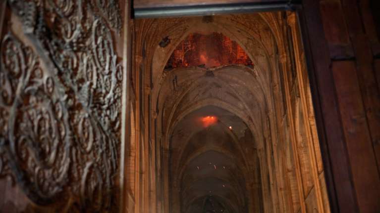 Iερέας της Νotre Dame περιγράφει εικόνα βομβαρδισμού