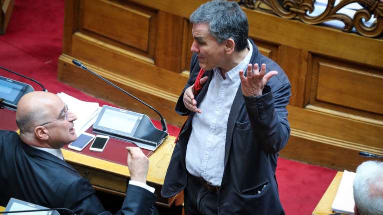 Κόντρα Τσακαλώτου-Δένδια στη Βουλή για το ιπποδρομιακό στοίχημα