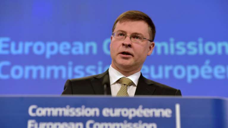 Ντομπρόφσκις: Είμαστε ανοιχτοί στο να μη μειωθεί το αφορολόγητο