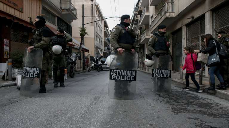 Νέα μεγάλη επιχείρηση της ΕΛΑΣ σε δύο κτίρια στα Εξάρχεια