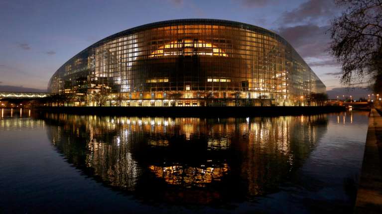 Οι δημοσκοπήσεις για τις ευρωεκλογές: Οι έδρες για ΣΥΡΙΖΑ - ΝΔ