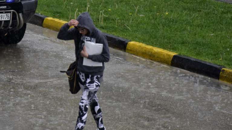 Παρασκευή με βροχές, καταιγίδες και χιόνια στα βουνά