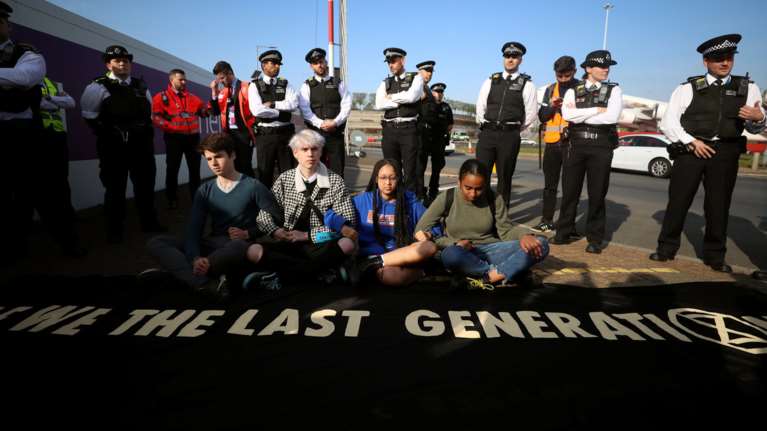 Η τελευταία γενιά: Οι Βρετανοί έφηβοι διαδηλώνουν για το κλίμα (φωτό)