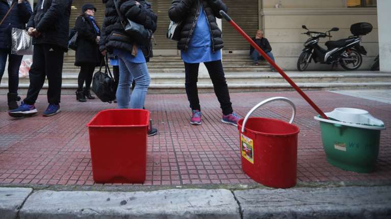 Συγκέντρωση καθαριστριών τη Μ. Δευτέρα έξω από το υπουργείο Υγείας