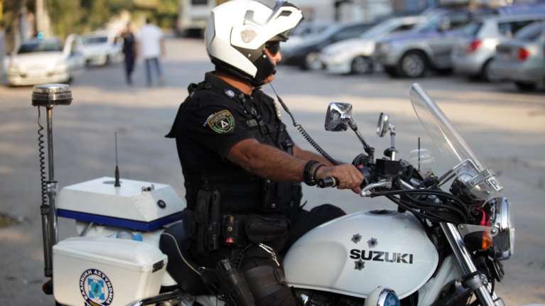 Πολυμελής συμμορία έκλεβε τσάντες, χρήματα και κινητά τηλέφωνα από πεζούς