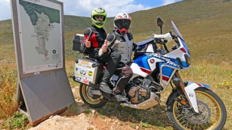 Πατέρας και γιός  με μηχανή από το Ταίναρο στο ακρωτήρι Nordkapp