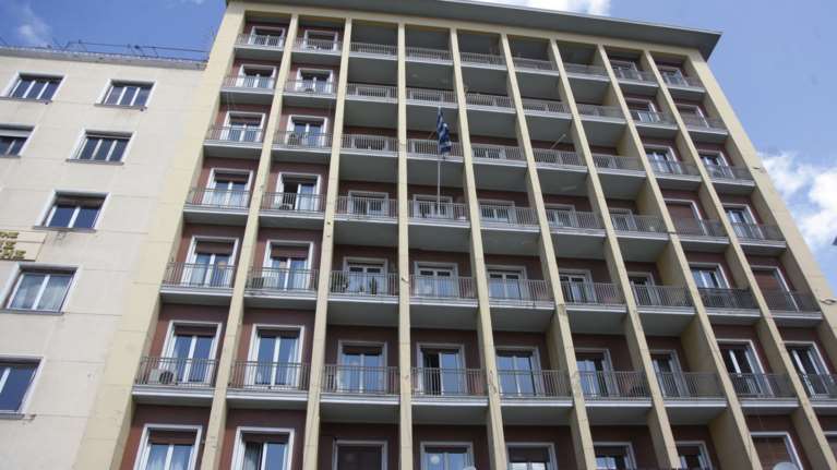 Συμβασιούχος καθαριότητας στον 8ο όροφο του υπ. Εσωτερικών