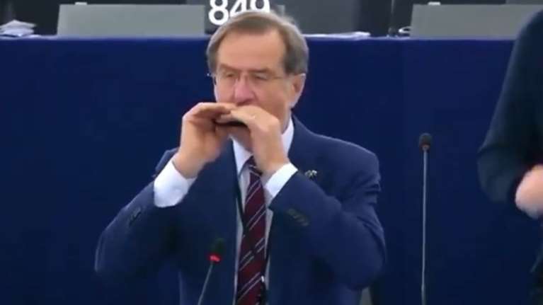 Αντίο στην Ευρωβουλή με φυσαρμόνικα και Μπετόβεν