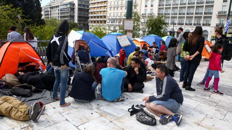 Αρνούνται να φύγουν οι μετανάστες που κατασκήνωσαν στο Σύνταγμα