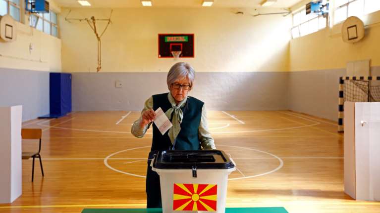 Βόρεια Μακεδονία: Έκλεισαν οι κάλπες με μόλις 40% συμμετοχή