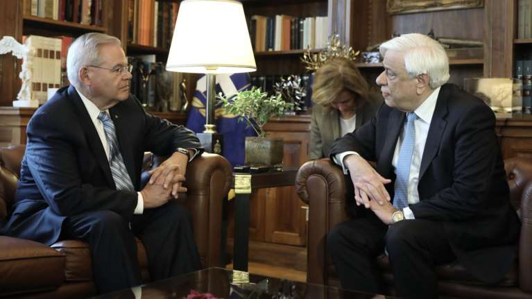 Συνάντηση Παυλόπουλου - Αποστολάκη με αμερικανό γερουσιαστή