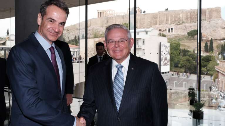 Συνάντηση Μητσοτάκη με τον αμερικανό γερουσιαστή Μενέντεζ