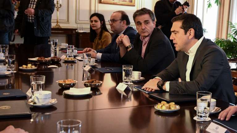 Περιμένοντας το πλεόνασμα: To Mαξίμου &amp; τα σχέδια για παροχές