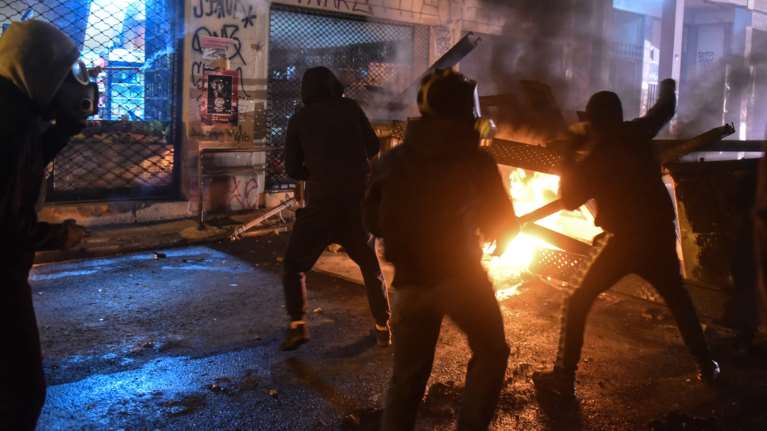 Νέα επίθεση σε διμοιρία των ΜΑΤ στα Εξάρχεια με μολότοφ