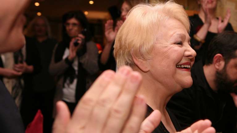 Η μοναδική Μαίρη Λίντα τραγουδά το «Πολλές Φορές» στο γηροκομείο [Βίντεο]