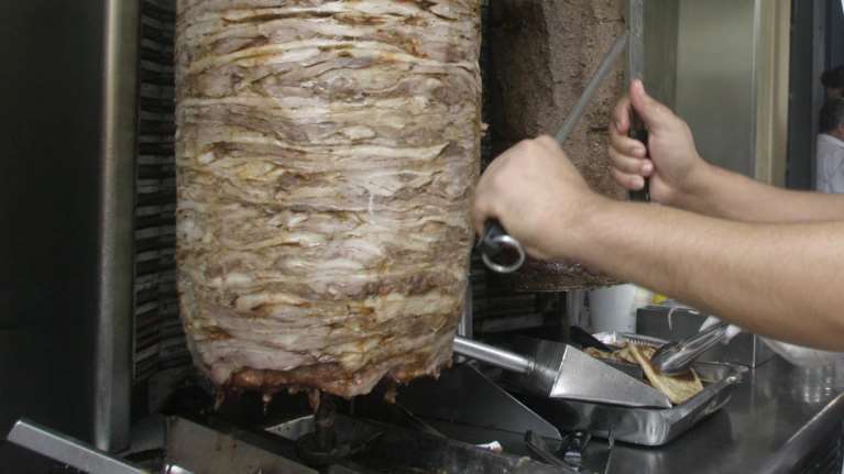 Αυξήσεις στα σουβλάκια: Παρέμβαση της Επιτροπής Ανταγωνισμού