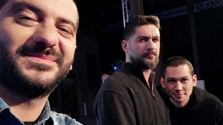 Ο Λεωνίδας Κουτσόπουλος δεν είναι κοντός: το ύψος του είναι....