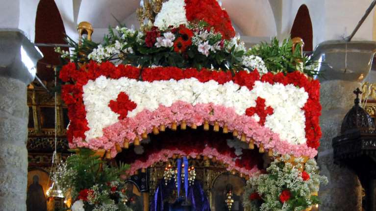 Πάσχα: Επιτάφιος με πασχαλιές και γιρλάντες με ποπ – κορν