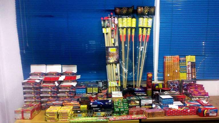 Σύλληψη 50χρονης για κατοχή βεγγαλικών και πυροτεχνημάτων