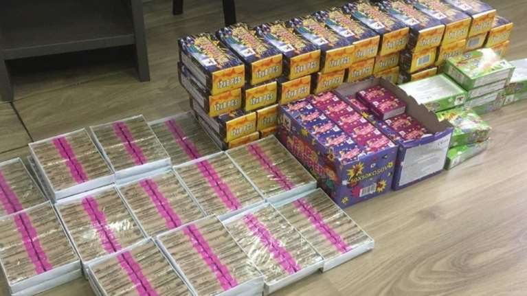 Εντοπίστηκαν χιλιάδες κροτίδες σε κατάστημα στην Αθήνα