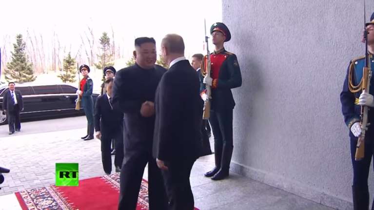 Θερμό τετ-α-τετ Πούτιν και Κιμ Γιονγκ Οουν