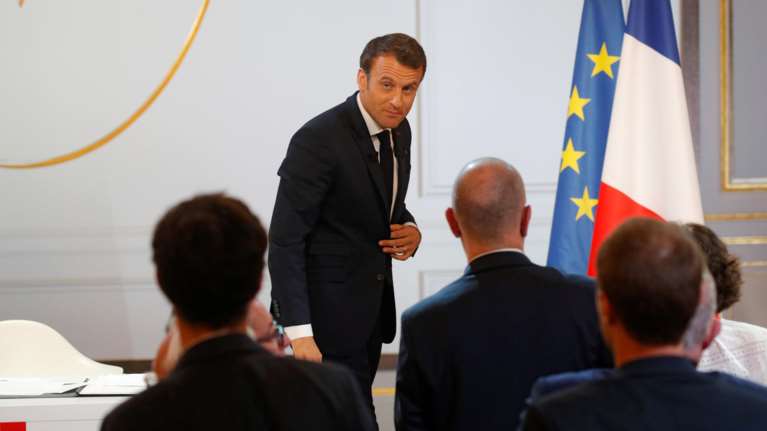 Μακρόν: Μειώσεις φόρων για να κατευνάσει τα κίτρινα γιλέκα